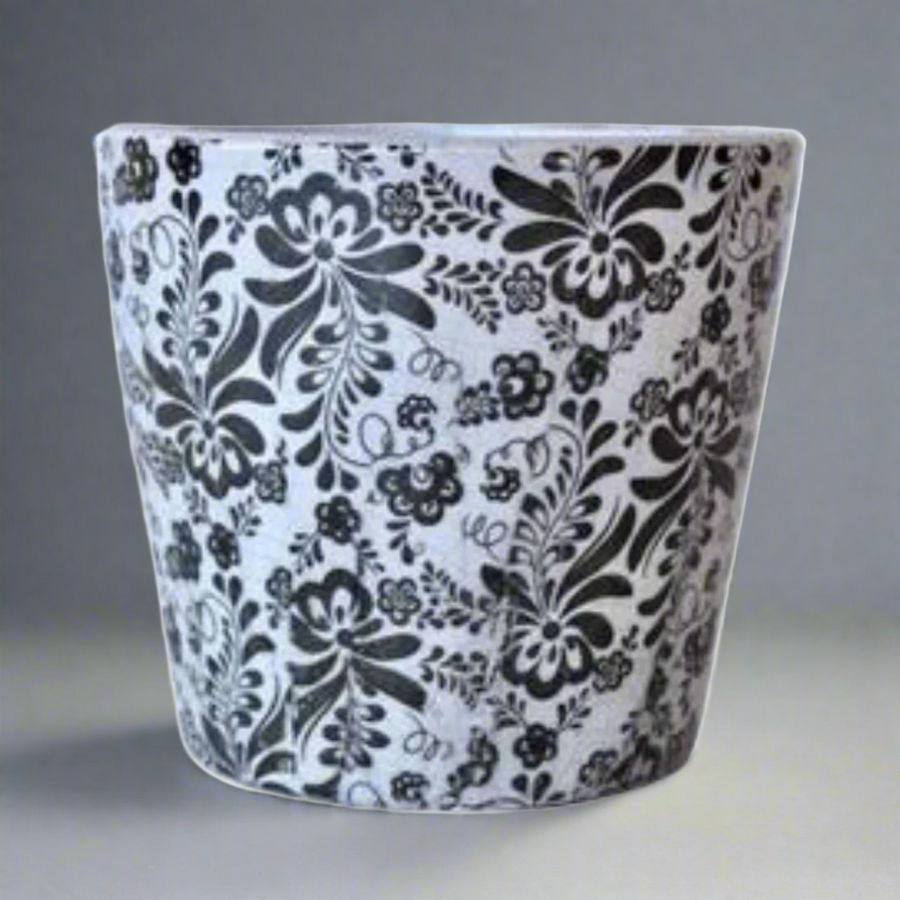 Black Round Floral Planter 14X16cmA Stunning Decorative Piece
Add a pop of color and elegance to your home with our expertly crafted Black Round Floral Planter 14X16cm. This unique piece is sure to elevate your interior design. Unique Boys.