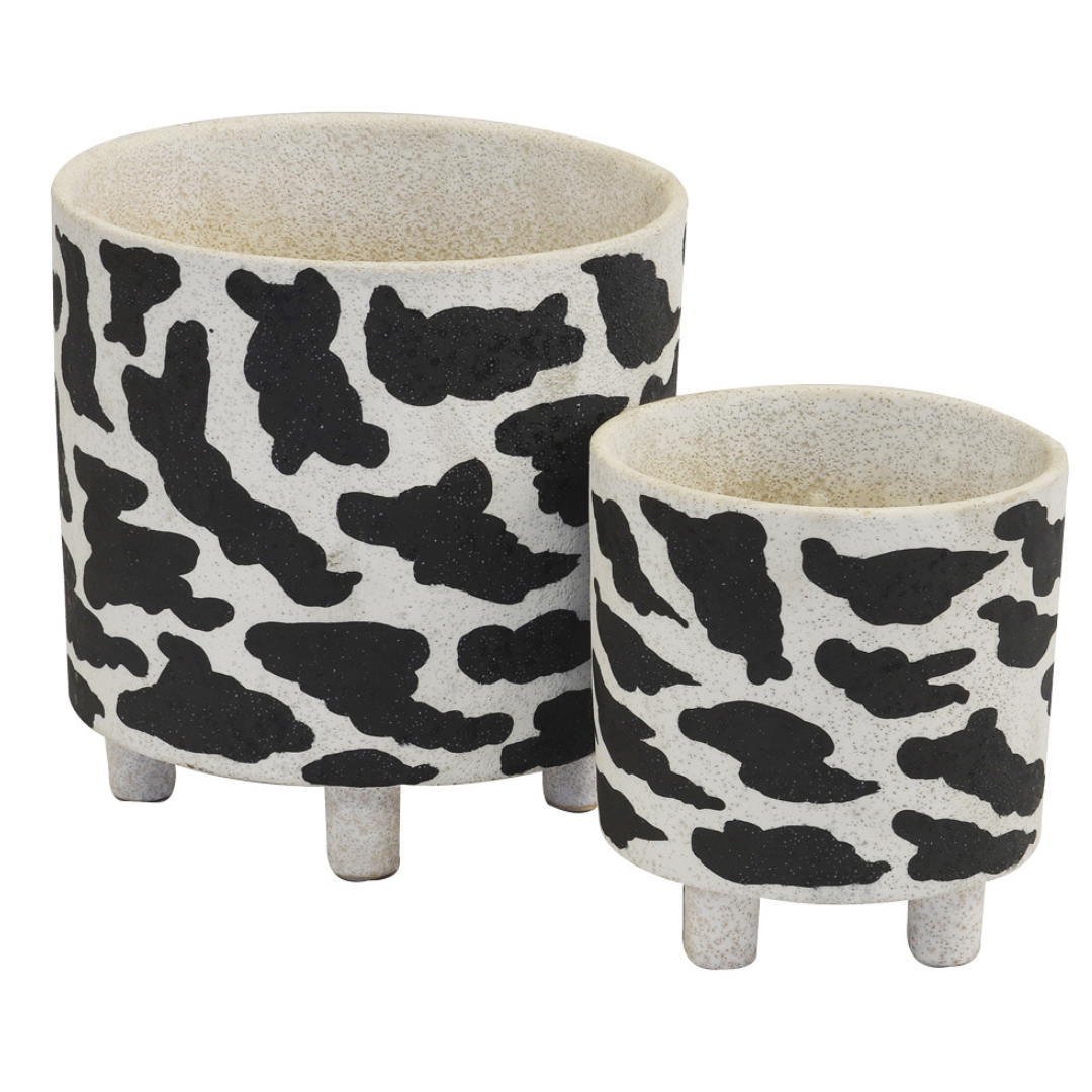 Ceramic porcelain decor planter pot.
Unique Boys
Add a touch of wildness to your interior decor with this set of two ceramic animal print votives. Crafted from ceramic porcelain, each piece measures 21cm (H) X 20cm (D) and 16cm (H) X 15cm (D), creating a unique addition to any living space.
Delivery
5 to 7 days