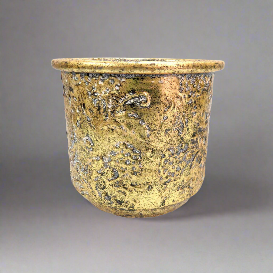 Add a Touch of Vintage Elegance with the Damasco Container
Elevate your living space with the charming Damasco Container, a beautiful antique-inspired addition perfect for both indoor and outdoor decor.
Timeless Design
This stunning container boasts a classic, vintage-inspired design that adds a touch of history and sophistication to any room. Its compact size (16cm x 16cm x 16cm) makes it ideal for displaying small plants, flowers, or herbs.
Perfect for Indoor and Outdoor Use