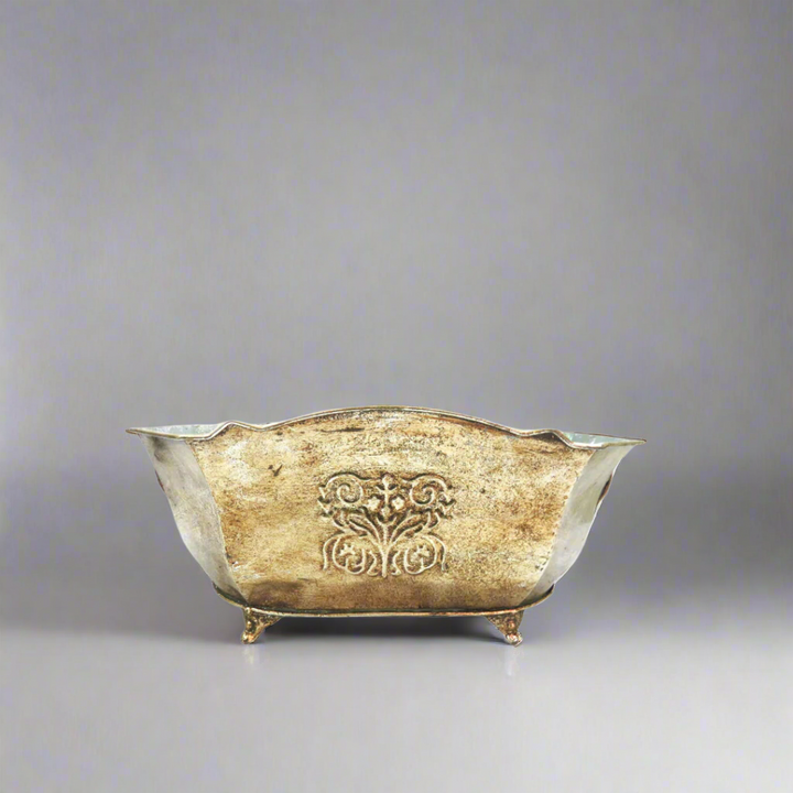 Heirloom Tub - Timeless Elegance for Your Plants
Elevate your indoor and outdoor spaces with the exquisite Heirloom Tub, designed for superior longevity and maximized growth for your favorite plants. This stunning vase boasts a generous 42.5cm x 28.3cm x 19cm size, perfect for showcasing your lush greenery.