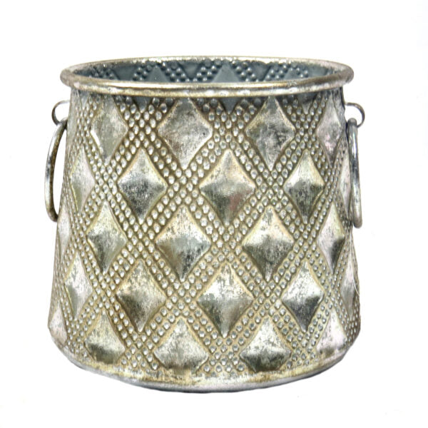 Manalini Vase
Product Description
Elevate your space with the elegant Manalini Vase. This versatile, metal container boasts an attractive surface pattern and antique silver finish. Use it as a candle lantern, vase, or planter for a touch of sophistication.
Key Features:
Size: 17.5cm (W) x 17.5cm (D) x 15.5cm (H)
Material: Metal with glass insert
Finish: Antique silver
Usage: Candle lantern, vase, or planter
Ideal Placement:
Living room
Dining room
Entryway
