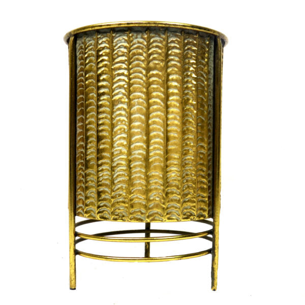 Ballister Pot - Antique Gold Elegance
Elevate your home decor with the stunning Ballister Pot, a one-of-a-kind antique gold container that adds style and functionality to any room. Its unique design features an attached metal surround with legs, lifting the pot off the surface for a striking display.