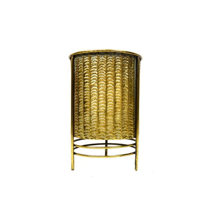Ballister Pot - Antique Gold Elegance
Elevate your home decor with the stunning Ballister Pot, a one-of-a-kind antique gold container that adds style and functionality to any room. Its unique design features an attached metal surround with legs, lifting the pot off the surface for a striking display.
