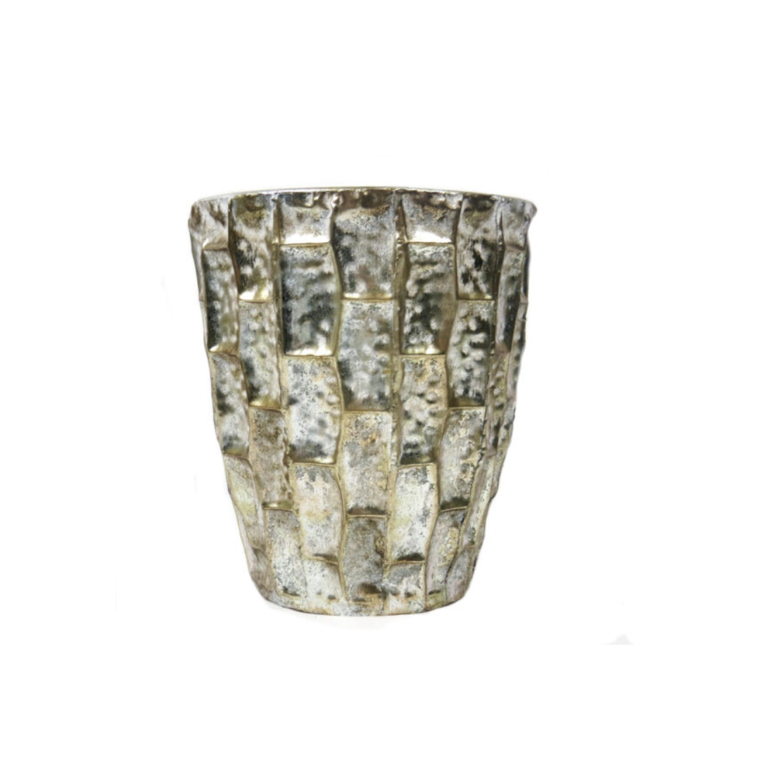 Unique Boys
Cayman Planter
Elevate Your Space with Sophistication!
Introducing the Cayman Planter, expertly crafted to bring style and functionality to your home or office. This stunning planter boasts:
Unique "mock croc" metal design for a luxurious texture
Antique silver color for a timeless, elegant look
Generous size: 27cm diameter x 30cm height
Perfect for
Adding a touch of sophistication to your living room or office
Showcasing your favorite plants or greenery
Creating a beautiful centerpiece