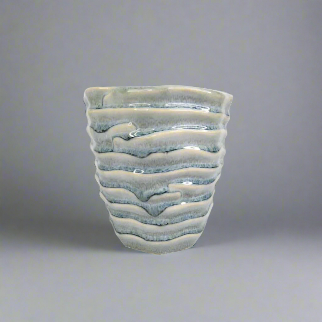 Product Summary: Oragami Pot from Unique Boys
The Oragami Pot is a beautifully crafted planter perfect for gardens and homes. Its durable design and compact size make it an ideal choice for showcasing small plants.
Key Features
Size: 15cm (diameter) x 14.5cm (height)
Material: Durable material (exact material not specified)
Delivery: 5 to 7 working days from Unique Boys