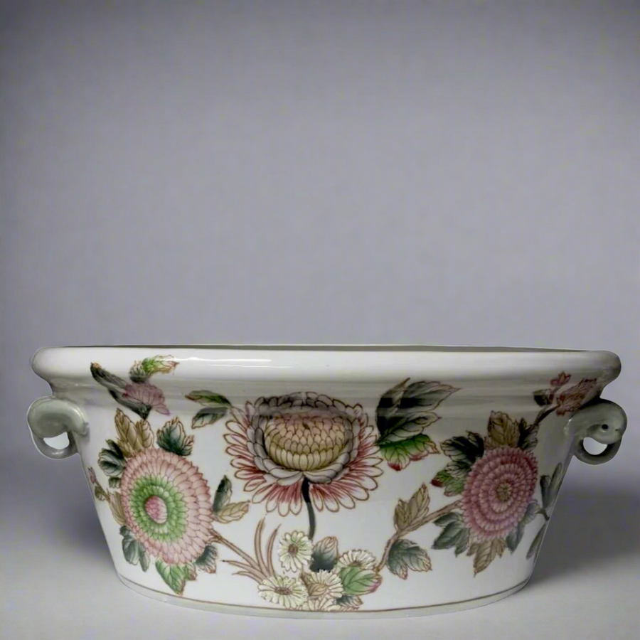 Pink Anthos Footbath 43cml
Exquisite Porcelain Footbath with Hand-Painted Floral Design
Elevate your space decor with this stunning Pink Anthos Footbath 43cml, expertly crafted from porcelain and beautifully hand-painted with a vibrant floral pattern. Unique Boys.