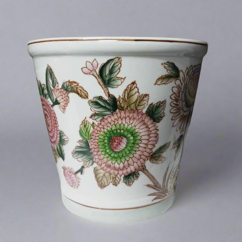 Introducing the Enchanting Chass'e Pot 23x22CM
Elevate your home decor with the timeless and exquisite Chass'e Pot 23x22cm, expertly crafted from high-quality porcelain. This stunning piece boasts a unique, hand-painted art design that will add a touch of beauty and elegance to any living space.