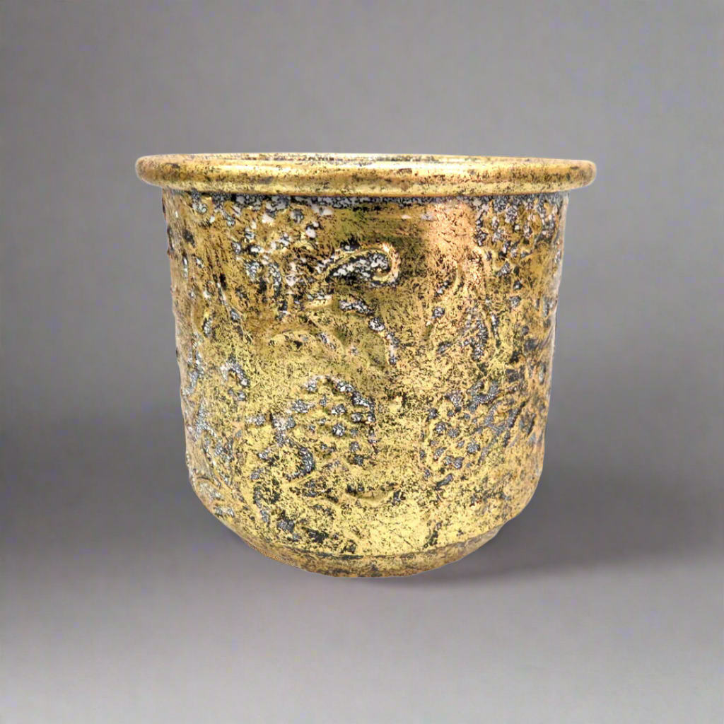 Add a Touch of Vintage Elegance with the Damasco Container
Elevate your living space with the charming Damasco Container, a beautiful antique-inspired addition perfect for both indoor and outdoor decor.
Timeless Design
This stunning container boasts a classic, vintage-inspired design that adds a touch of history and sophistication to any room. Its compact size (16cm x 16cm x 16cm) makes it ideal for displaying small plants, flowers, or herbs.
Perfect for Indoor and Outdoor Use
