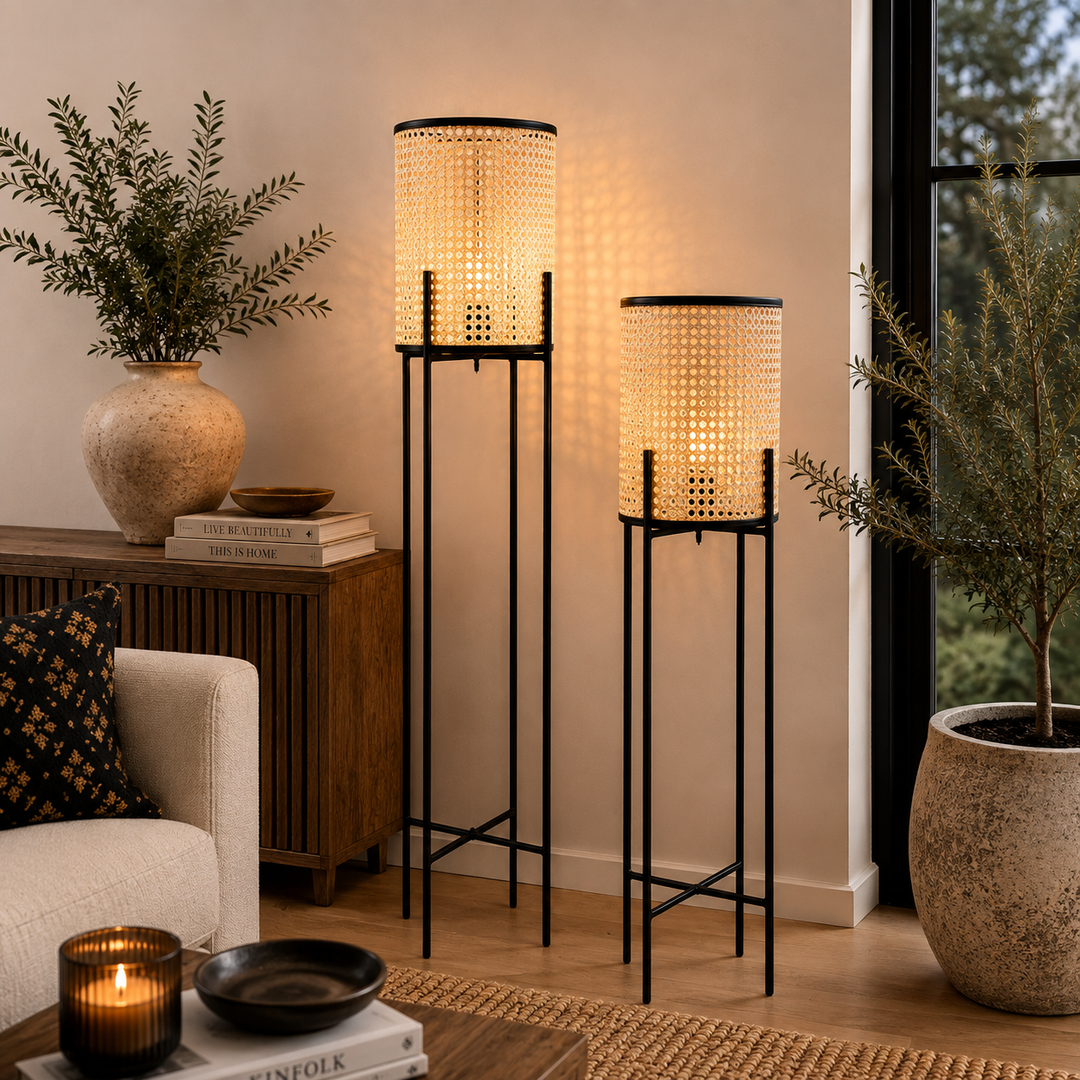 Dutch Pedestal Lamp Small combines natural woven texture with a slim black frame for stylish ambient lighting.