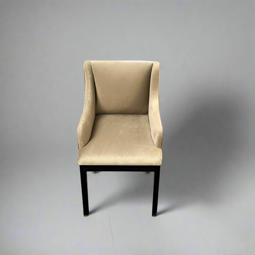 Jasper Chair in Hertex Fabrics: Customizable Comfort and Style
Create a home that's truly yours with the Jasper Chair, expertly crafted in high-quality Hertex fabrics. With a wide range of fabrics to choose from, you can customize this chair to fit your unique style and needs.