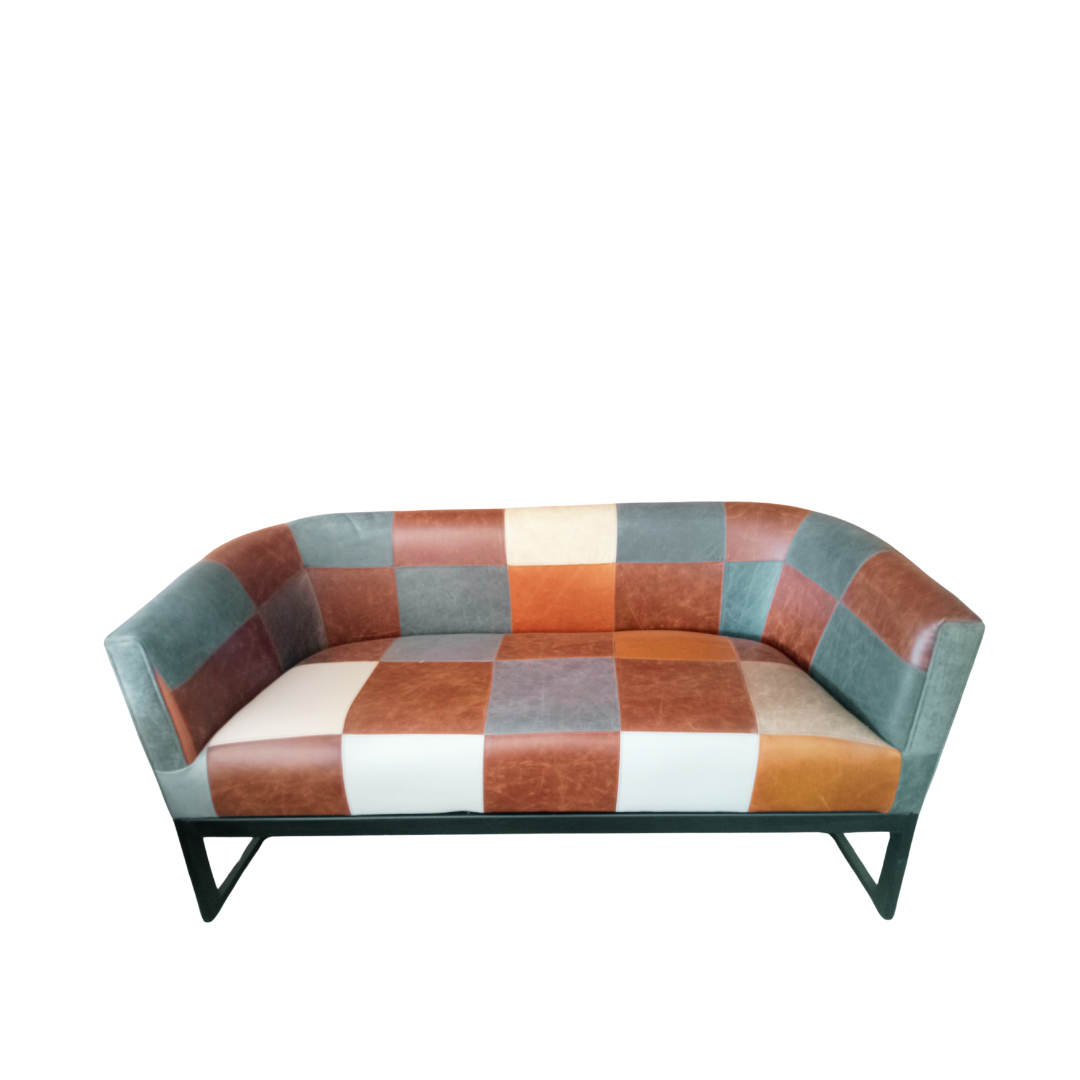 Metal Tub 2 Seater Couch.
Timeless Comfort and Style
Elevate your living space with this expertly crafted Metal Tub Couch. This Couch boasts a living area, made with leather, combining comfort and style.