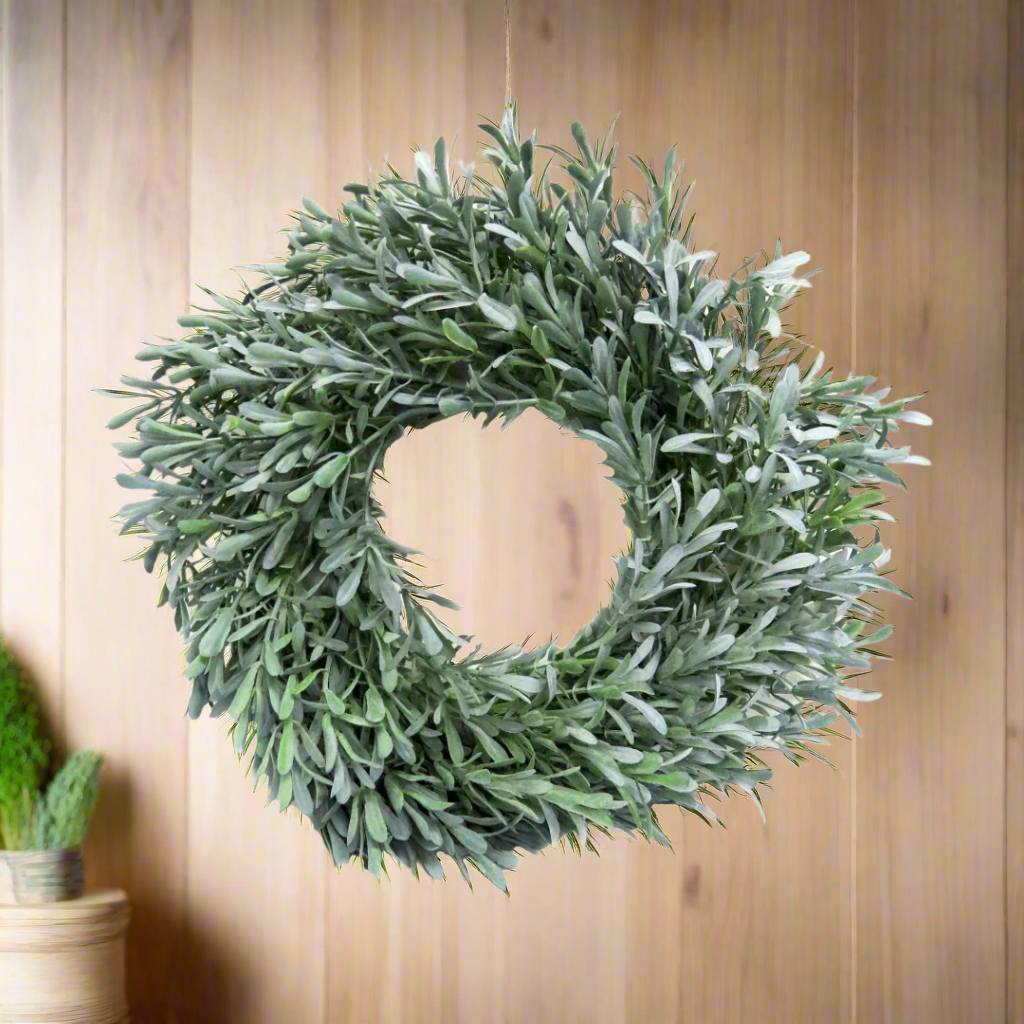 Olympia Garland - Elegant Décor
Elevate your space with the stunning Olympia Garland, perfect for any occasion. Featuring 42cm of lush, green-grey olive leaves, this beautiful garland adds a touch of elegance and sophistication to any room.