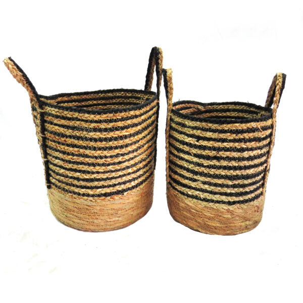 Product Summary: Resort House Baskets Set of 2
Description
Add a touch of natural elegance to your home with the Resort House Baskets Set, featuring woven baskets with black and natural color stripes.
Dimensions
Large basket: 32cm (diameter) x 29cm (height)
Small basket: 27cm (diameter) x 27cm (height)