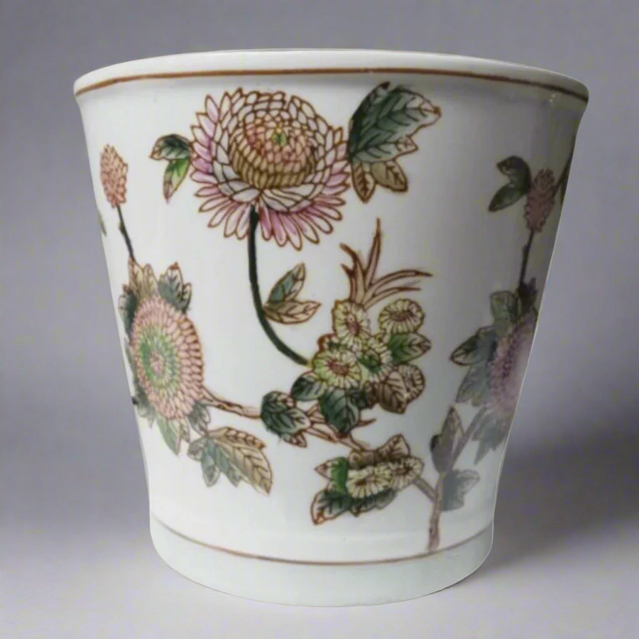 Introducing the Enchanting Pirouette pot 17x16CM
Elevate your home decor with the timeless and exquisite Pirouette Pot17x16cm, expertly crafted from high-quality porcelain. This stunning piece boasts a unique, hand-painted art design that will add a touch of beauty and elegance to any living space.