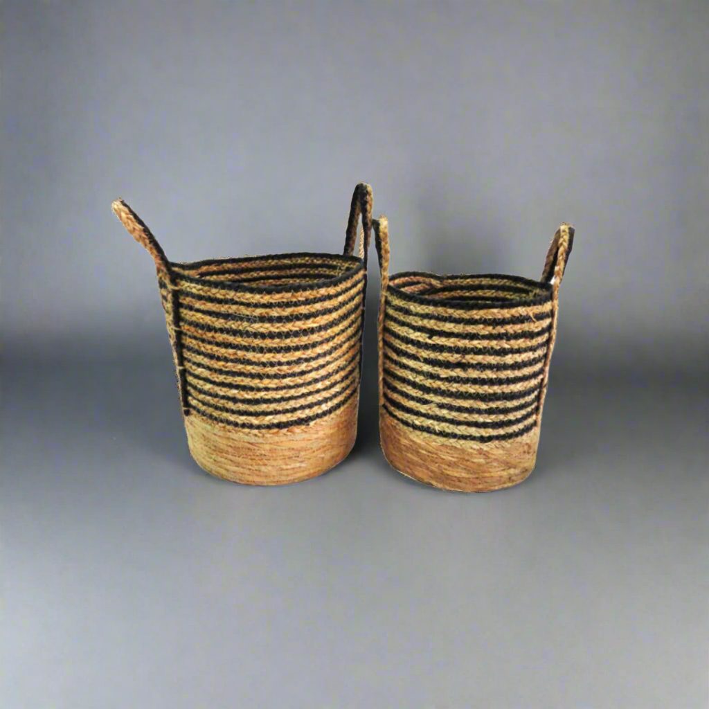 Product Summary: Resort House Baskets Set of 2
Description
Add a touch of natural elegance to your home with the Resort House Baskets Set, featuring woven baskets with black and natural color stripes.
Dimensions
Large basket: 32cm (diameter) x 29cm (height)
Small basket: 27cm (diameter) x 27cm (height)