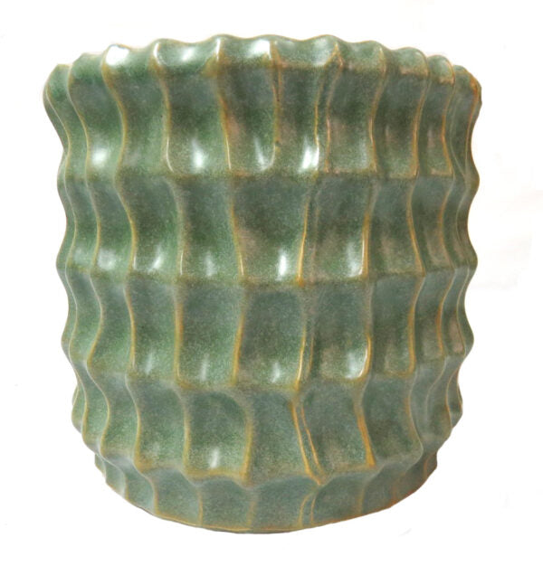 Elevate your indoor garden with the Savorite Pot, designed to nourish and stimulate plant growth. Its vibrant green color and compact size (16.5cm x 16.5cm) make it perfect for leafy greens and small plants.