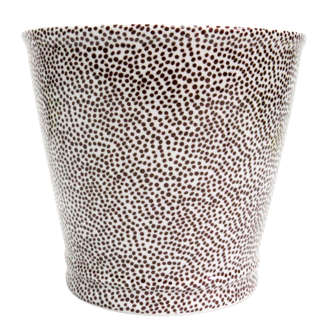 Introducing the Enchanting Serengetti Planter 17x16CM
Elevate your home decor with the timeless and exquisite Serengetti Planter17x16cm, expertly crafted from high-quality porcelain. This stunning piece boasts a unique, hand-painted art design that will add a touch of beauty and elegance to any living space. Unique Boys.