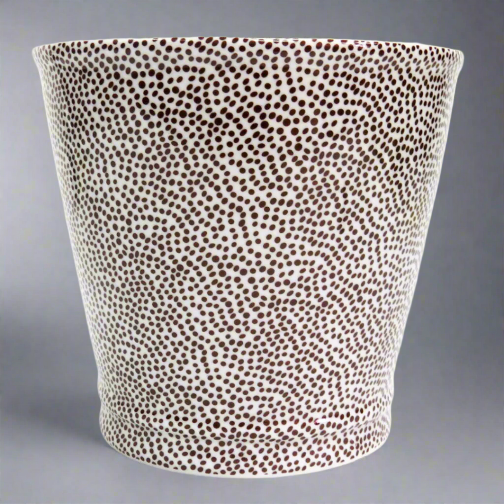 Introducing the Enchanting Serengetti Planter 17x16CM
Elevate your home decor with the timeless and exquisite Serengetti Planter17x16cm, expertly crafted from high-quality porcelain. This stunning piece boasts a unique, hand-painted art design that will add a touch of beauty and elegance to any living space. Unique Boys.