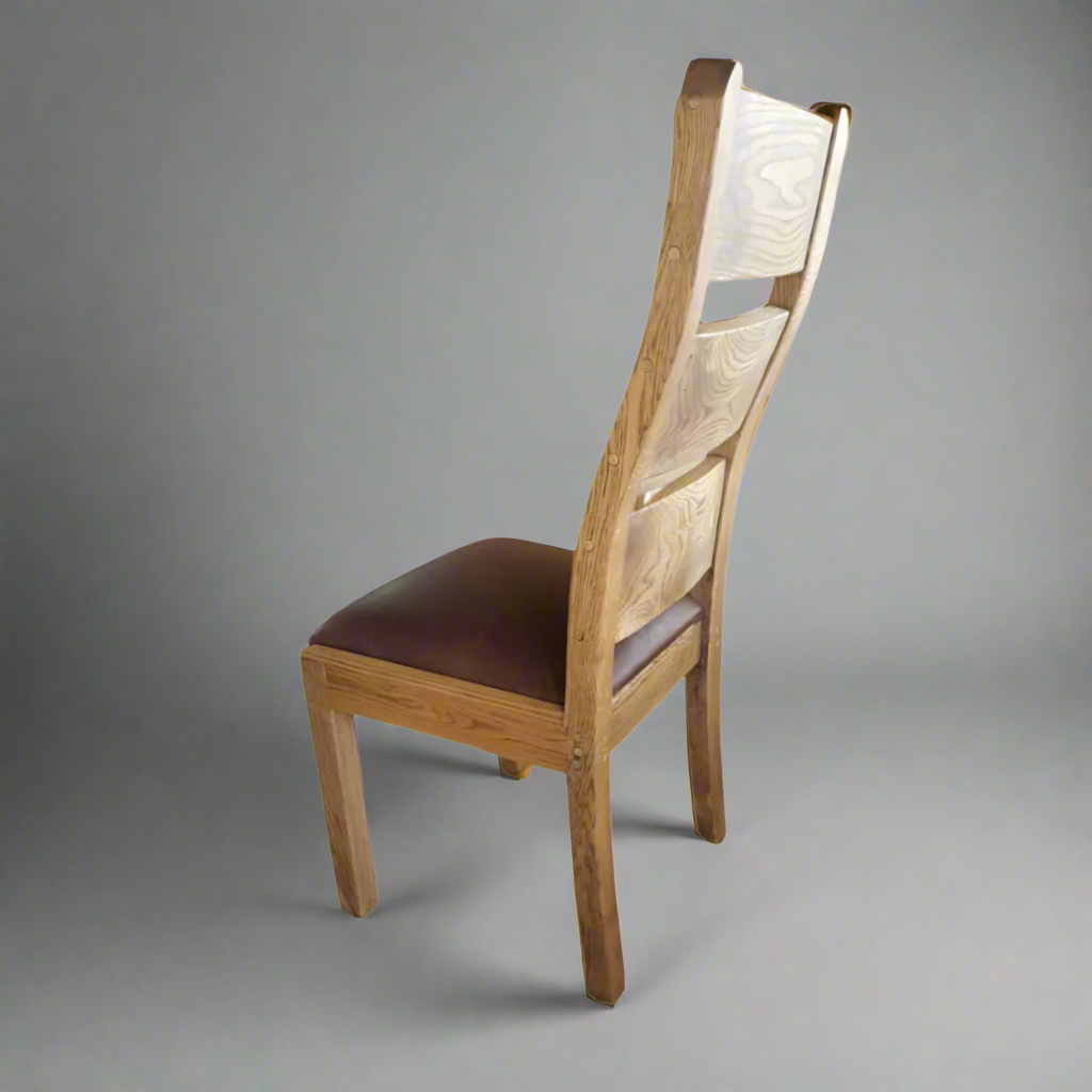 Windsor Comfort Chair in Oak with Leather: Timeless Elegance and Comfort
Experience the ultimate in comfort and style with the Windsor Comfort Chair in Oak with Leather. Expertly crafted with full grain leather and eco-friendly wood oak, this masterpiece is designed to provide a luxurious seating experience.