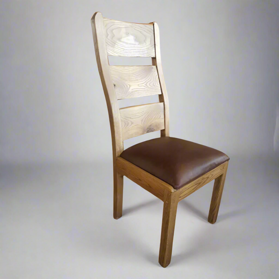 Windsor Comfort Chair in Oak with Leather: Timeless Elegance and Comfort
Experience the ultimate in comfort and style with the Windsor Comfort Chair in Oak with Leather. Expertly crafted with full grain leather and eco-friendly wood oak, this masterpiece is designed to provide a luxurious seating experience.