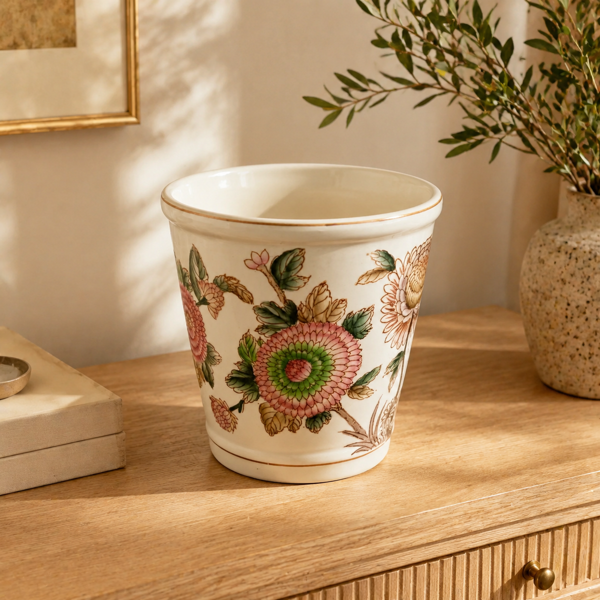 Chass'e Pot in a warm luxury interior