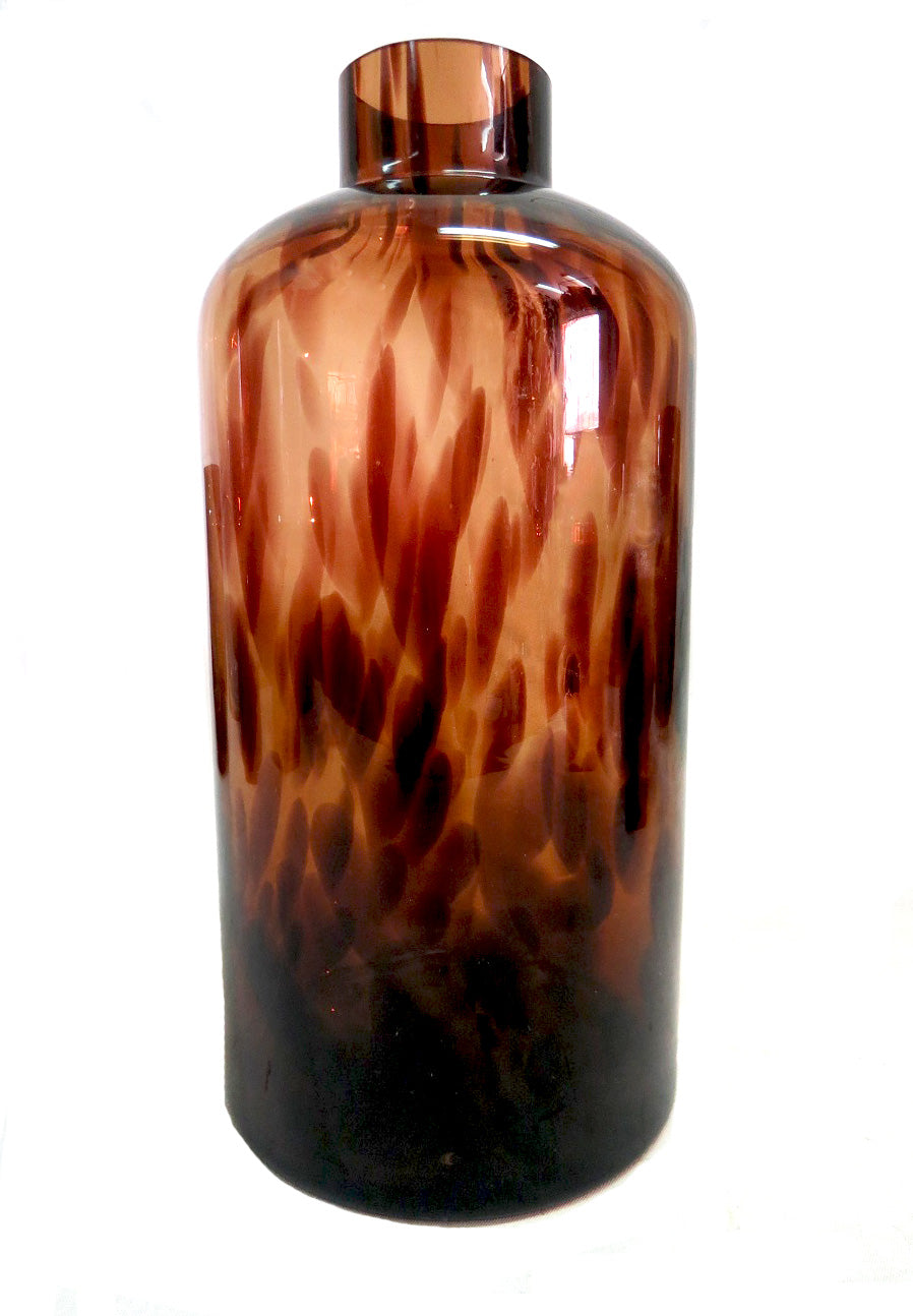 Elevate Your Space with the Exquisite Nuru Vase
Add a touch of sophistication and elegance to your home with the stunning Nuru Vase. This unique, jar-shaped glass container boasts a beautiful tortoise shell design that's sure to impress.